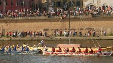 Sfida sotto le stelle per la regata storica del palio di S. Ranieri
