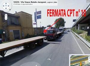 Superi la strada, poi il guard rail:prova di coraggio per prendere il bus