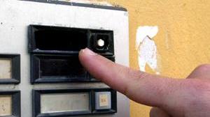 Scherzi al citofono, scende con una pistola giocattolo