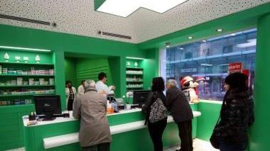L’interno di una farmacia di Castello