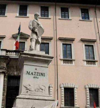 Il monumento a Mazzini in citt&agrave; 