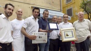 Lo staff del bar premiato dall’assessore Eligi e dal presidente Balestri