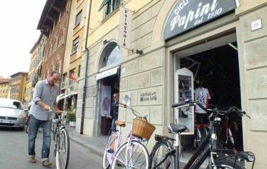 Il negozio sul lungarno Pacinotti: &egrave; l&igrave; dal 1943 