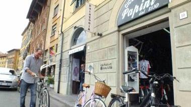 Il negozio sul lungarno Pacinotti: è lì dal 1943