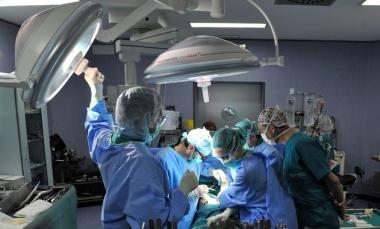 Medici durante un intervento in sala operatoria