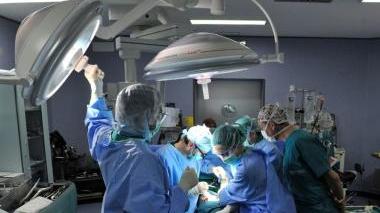 Medici durante un intervento in sala operatoria
