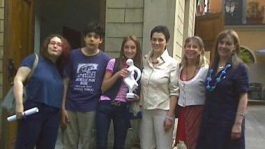 Insegnanti e studenti della Raffaello con il prenio ricevuto a Bagni di Lucca