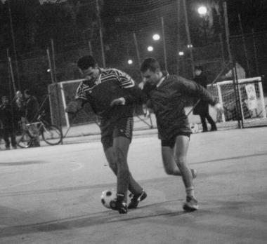 La squadra della Futsal e (sopra) unazione su un campo di calcio a 5      