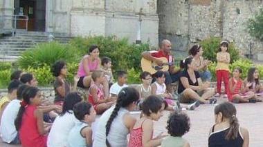Bambini che giocano in un campo estivo