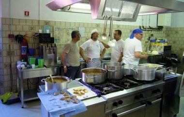 I cuochi in azione per il pranzo al S. Rita 