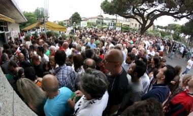 <b>RESSA.</b> I tifosi in coda davanti alla sede di via Veneto 