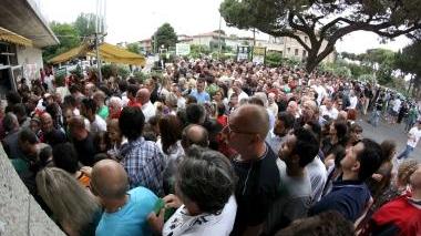 <b>RESSA.</b> I tifosi in coda davanti alla sede di via Veneto