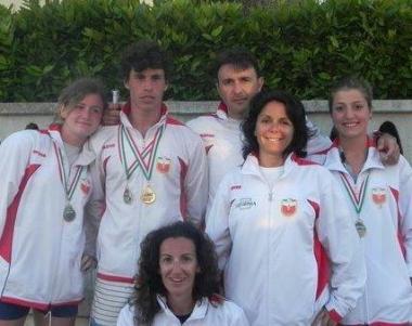 <b>PREMIAZIONE.</b> Pancellini con le due medaglie, gli altri atleti e i tecnici 