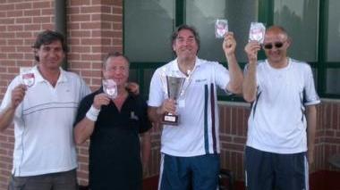 Il gruppo degli over 55 del Ct Pontedera campioni toscani di tennis