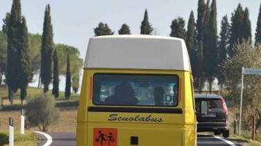 Uno scuolabus e, più a sinistra, il neo sindaco di Cascina Alessio Antonelli