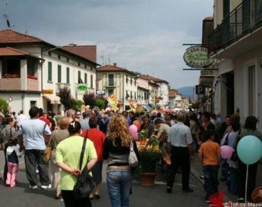 Folla in via della Repubblica a Fornaci   