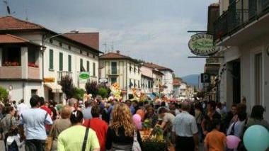 Folla in via della Repubblica a Fornaci