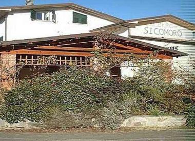 Lalbergo Sicomoro e sotto un mezzo dei vigili del fuoco    