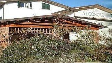 L’albergo Sicomoro e sotto un mezzo dei vigili del fuoco