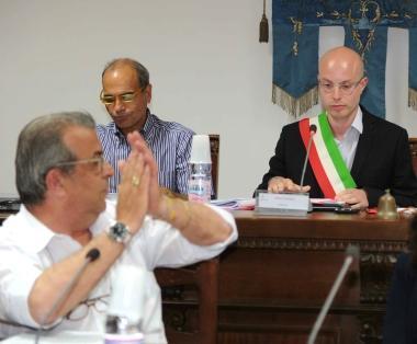 Mirko Terreni con la fascia da sindaco alla prima seduta del consiglio 