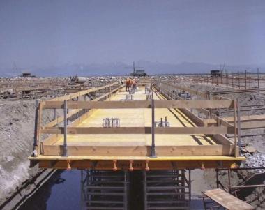 Sopra, da sinistra: Sammarco, Filippeschi, Bottai e Calderoni. A sinistra, la costruzione di un pontile che poggia su pilastri piantati nel terreno per diciotto metri. A destra gli scavi nella parte a ridosso del mare e sullo sfondo uno storico retone sulla foce