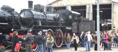Alcune delle locomotive storiche esposte nellarea della stazione 