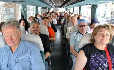 I crocieristi diretti a Pisa e in attesa su una panchina 
