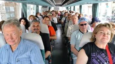 I crocieristi diretti a Pisa e in attesa su una panchina