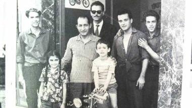 Una foto storica nel negozio sul lungarno: Carlo Papini è il bimbo sulla moto; a sinistra la sorella Elena e nel mezzo il mitico Gino Bartali All’estrema sinistra il babbo Giulio