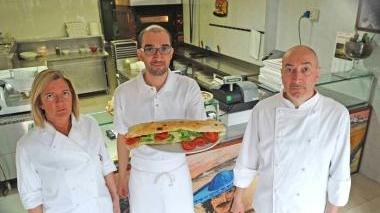 Da sinistra Marcella al centro Mirko che mostra il Messicano e Roberto