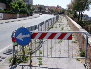 Marciapiede transennato ormai da due anni per il cedimento della strada 