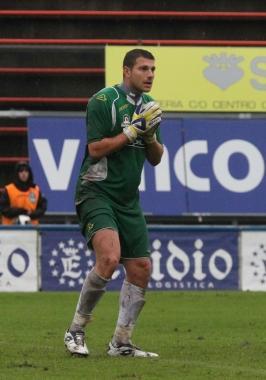 <strong>EX COMPAGNI NELLA CREMONESE.</strong> Il portiere del Benevento Paoloni e il difensore del Viareggio Malacarne
