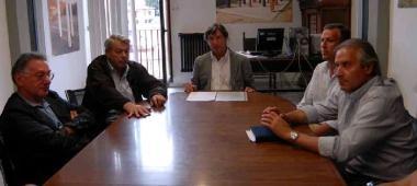 <b>CONFERENZA STAMPA.</b> Da sinistra Altieri, Tonelli, il sindaco, Festa e Nannini A destra lo stabile crollato 