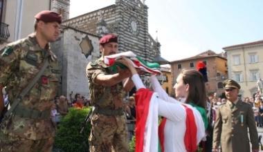 Festa della Repubblica: tanti bambini col tricolore in piazza Duomo