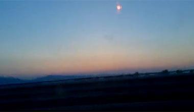 "Una palla di fuoco in cielo"Il giovane filma l'avvistamento