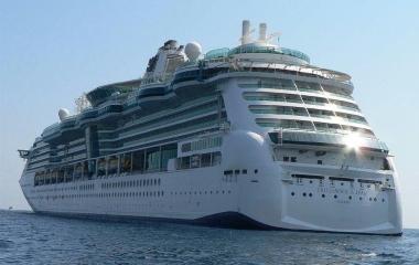 Nave della Royal Caribbean (dal 2012 far&agrave; crociere da Livorno) e i crocieristi al bus 