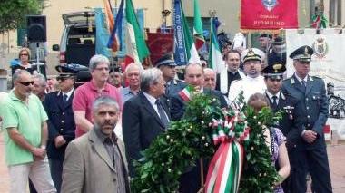 Un momento della cerimonia a Riotorto