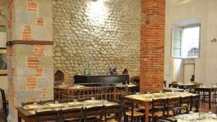 La sala della pizzeria Apicio di via del Duca