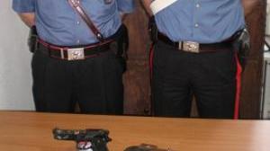 Litiga con la ex e finisce nei guai per possesso di armi
