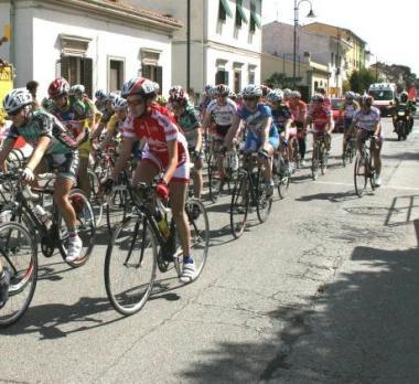 Una corsa di ciclismo femminile 