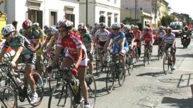 Una corsa di ciclismo femminile