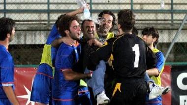A sinistra la premiazione del Cambiano e a destra l’esultanza dell’Ortimino