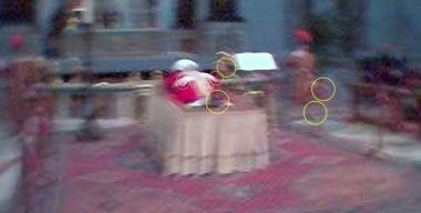 <b>SFUOCATA. </b>La foto con i cerchi che indicano le presenze e il volto di padre Pio 
