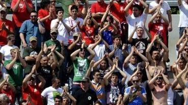 <b>CURVA NORD.</b> Applausi dei tifosi