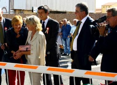 Sopra: lapertura dello stabilimento alla citt&agrave; col taglio del nastro. A destra: linterno del Cantiere 