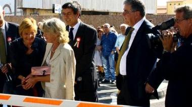 Sopra: l’apertura dello stabilimento alla città col taglio del nastro. A destra: l’interno del Cantiere