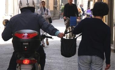 Lo scippatore si muove su uno scooter nero 
