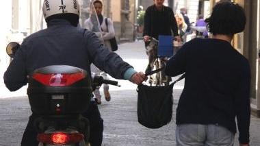 Lo scippatore si muove su uno scooter nero