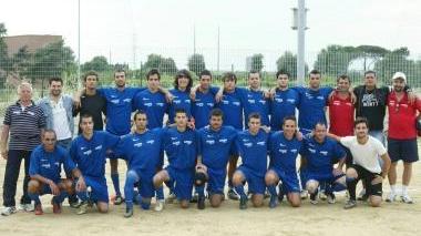 <b>SUL TRONO. </b>La truppa del Livorno 9 schierata in campo prima dell’inizio della finale Ora può iniziare la festa