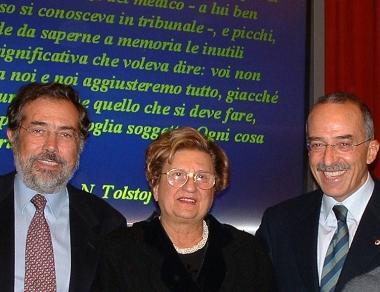 La professoressa Carpino Boeri con il dottor Vignale e il dottor Bonezzi a un convegno sulla terapia del dolore 
